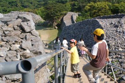 志慶真門郭へ下りる 志慶真門郭へ下りる